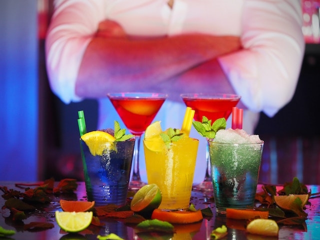 cocktail préparé par un barman 