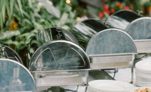 buffet chaud préparé par un traiteur sous cloche