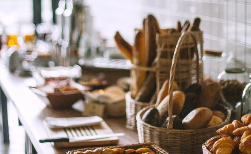 traiteur brunch proposant du pain, des baguettes sur une table
